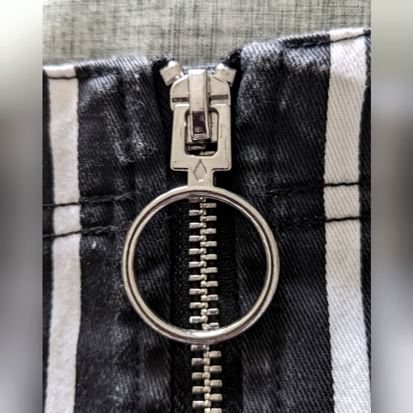 Volcom Black and White Mini Skirt, size medium (8) - Picture 6 of 6